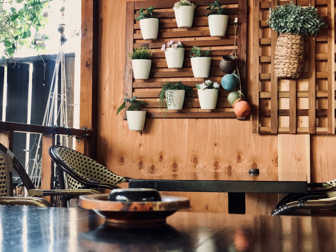 Drewno egzotyczne na blaty – czy warto? Przewodnik po najlepszych opcjach